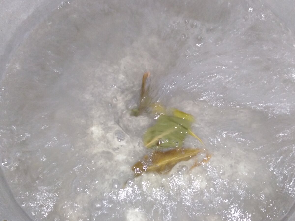 Кипяток, соль, лавровый лист.