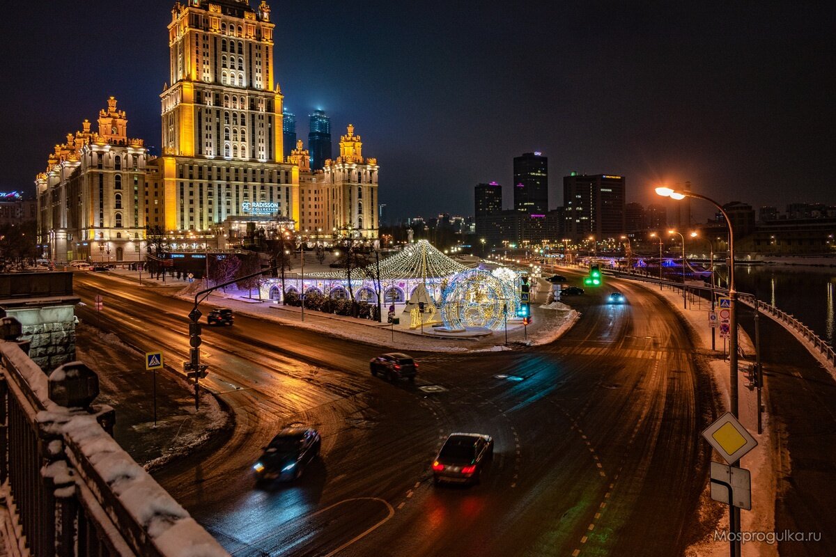 Купол из гирлянд на фоне гостиницы "Украина"