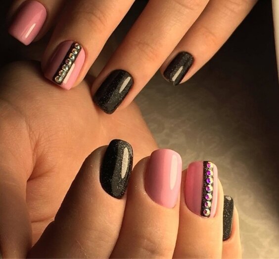 Ярко розовый с черным дизайн ногтей