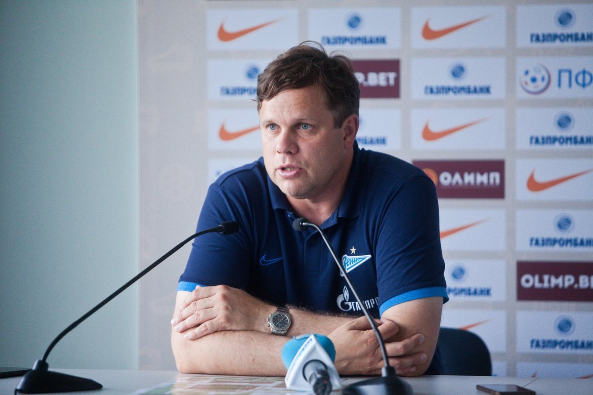 ... а сейчас является главным тренером фармклуба "Зенит-2" 