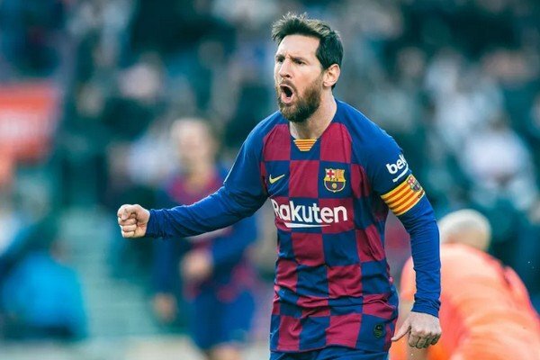 1. Лионель Месси (Барселона, Аргентина) 
В последние годы без участия Лео Месси не проходит практически ни одна церемония награждения. «Инопланетянин» по-прежнему радует фанатов футбола великолепной игрой, особенно сольными проходами и безупречными обводными ударами с игры и со штрафных. В последнее время роль Месси в «Барселоне» стала несколько другой. По позиции он крайний нападающий, но во всех матчах на своём отведённом месте аргентинский чародей мяча проводит мало времени. Всё дело в том, что для начала атаки Лео опускается ниже, иногда даже в опорную зону, и уже оттуда начинает наступление вместе со своими партнёрами. Он может дать отличный первый пас или пойти в дриблинг сам обыграть несколько противников, а далее уже по ситуации. 
Результативность Месси сейчас относительно невысокая, однако футболист великолепно проявляет себя в качестве ассистента. Сложно даже представить, как играла бы «Барса» без латиноамериканца, именно он тянет каталонский клуб и это неоспоримый факт. Лионель — лучший в мире на сегодня, и пускай, нас сильно не осуждают за эту фразу фанаты Роналду, Неймара и других ведь это правда.