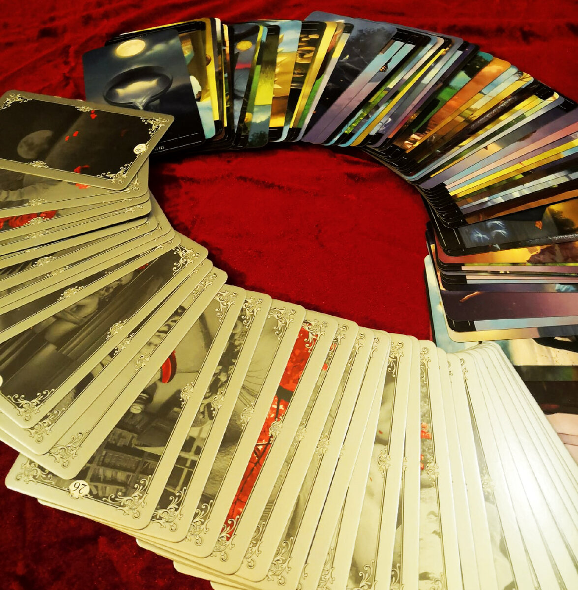 Фото автора канала. Колоды карт: Серебряный оракул Ленорман и Серебряное Колдовское Таро