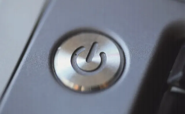 Зажмите кнопку включения