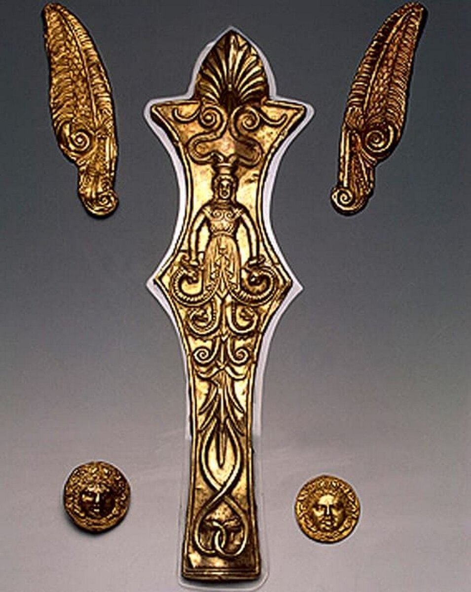 Налобник и нащёчники коня со змеиной богиней — 4 век до.н.э.