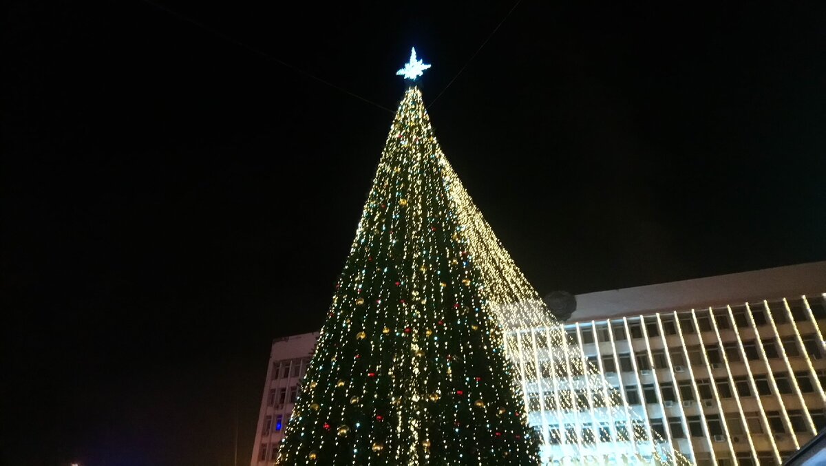 новогодняя елка в израиле 2024 год. новогодняя елка на площадях магадана. хайфа ханука елка. елка в хайфе 2022. город назарет елка.