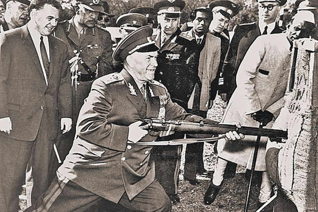 Жуков использует штык-нож, во время поездки в Индию. 1957 год. Фото в свободном доступе.