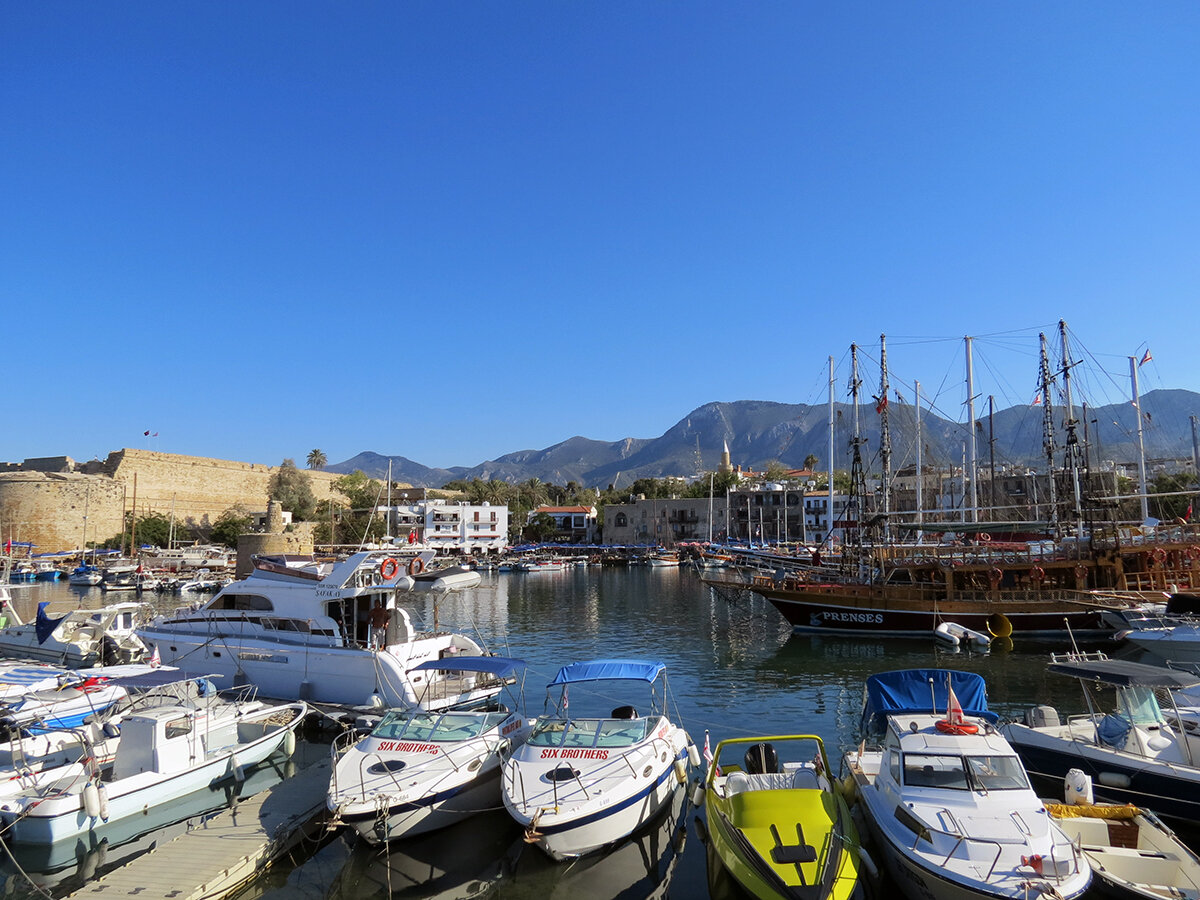 Яхты и катера в гавани рядом с Киренийским замком, фото автора