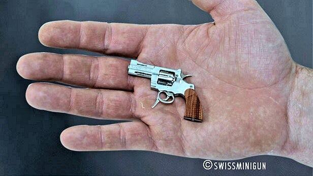 Swiss Mini Gun – самый маленький пистолет. Сравнение с рукой.
