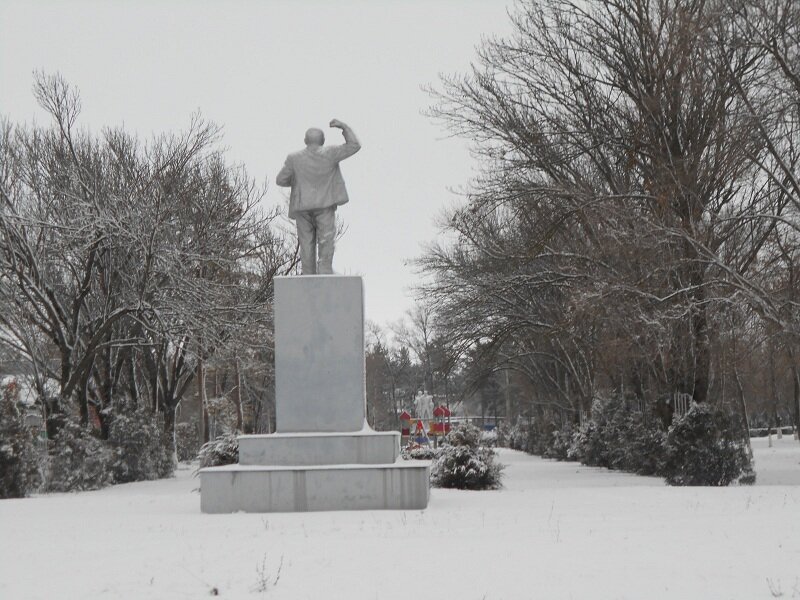 Вид на памятник Ленина и монумент погибшим воинам.