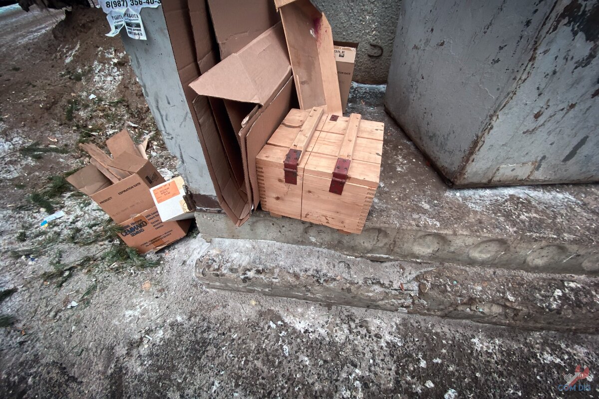 Странный ящик у мусорных баков. 