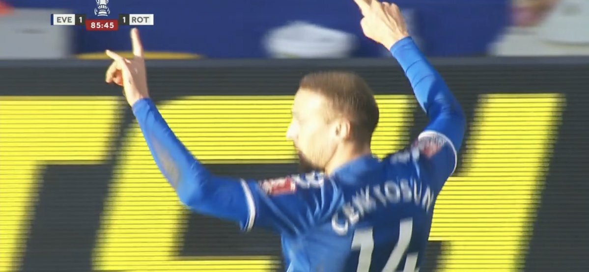 Тосун открыл счет в матче на 9-й минуте, а на 86-й отличился снова — впрочем, в дело вмешался ВАР и отменил дубль Дженка. Но он успел отпраздновать взятие ворот, подняв вверх руку с поднятыми мизинцем и указательным пальцем.