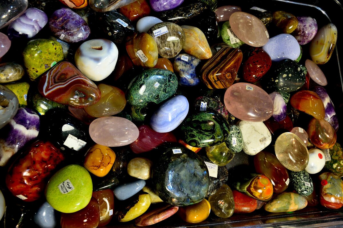 Самоцветы семей. Самоцветы камни. Байкальские Самоцветы камешки. Необычные полудрагоценные камни. Удивительный мир камней.