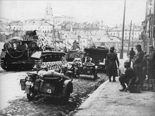 Согласно довоенным планам, на шестой день войны, Красная армия должна была стоять на границе с Восточной Пруссией, но немецкие танки подошли на окраину Минска... (фото из открытых источников)