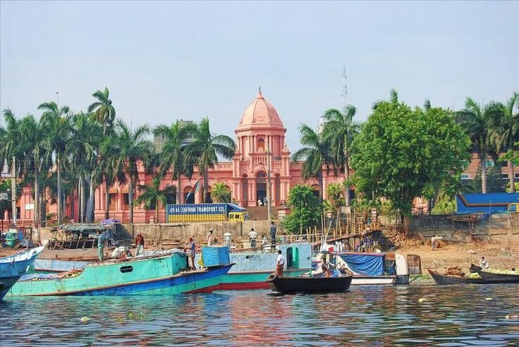 БАНГЛАДЕШ 
 •Эта азиатская страна регулярно возглавляет рейтинги государств с сложной экологической ситуацией. Основной причиной жуткого загрязнения страны являются отходы высокотоксичных материалов, которые выбрасываются в окружающую среду без дополнительного обеззараживания. Специальный докладчик ООН по окружающей среде Девид Бойд назвал загрязнения воздуха в Бангладеше "невидимым убийцей", который уносит жизни около 800 человек каждый час.