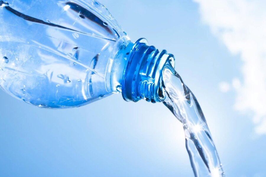 Вода питьевая ленинградская. Разлитая вода. Газированная вода реклама. Радуга вода питьевая. Запрет пластиковой бутылки с водой картинки.