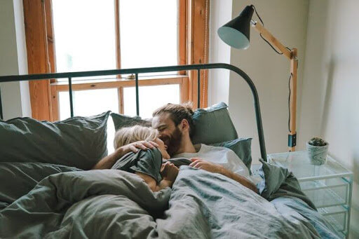 7 вещей, которые делает в постели мужчина, если любит вас по-настоящему