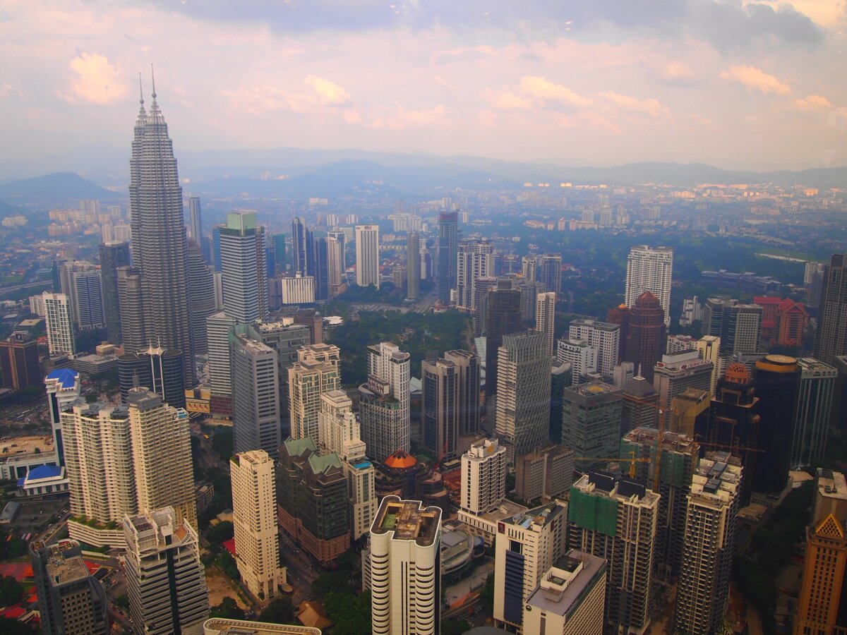 Вид с телевизионной башни на башни Петронас
