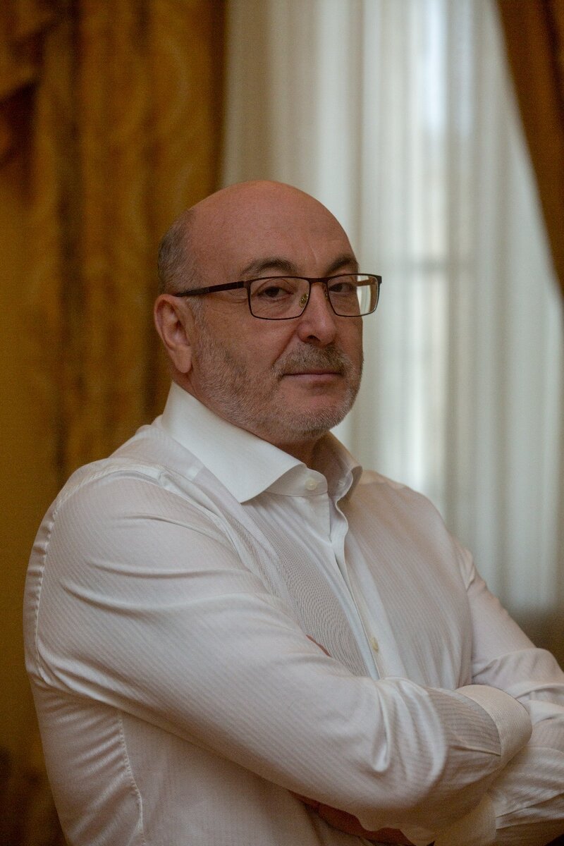 Михаил Болотин, основатель компании «Болотин и партнеры. Индустриальный консалтинг» и концерна «Тракторные заводы»  с 2017 года является ментором проекта Skyeerи в январе 2021 года занял место в совете директоров компании после того, как состав акционеров пополнил венчурный фонд «Новая Индустрия», учрежденный Газпромнефтью, VEB Ventures, Газпромбанком и РВК. Сооснователем проекта Skyeer является его сын Григорий Болотин. Он возглавил совет директоров компании после закрытия инвестиционного раунда.