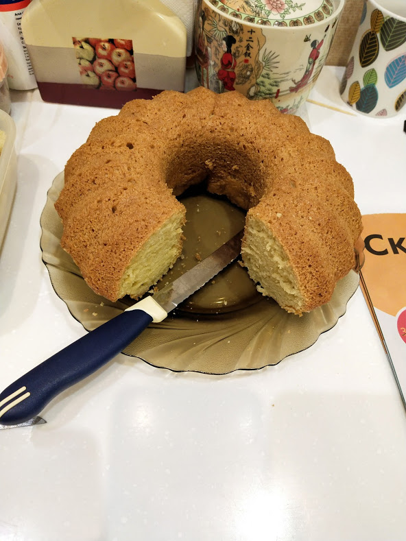 Что бы детям было не обидно, супруга испекла еще один кекс)) Но целым его запечатлеть не удалось)))