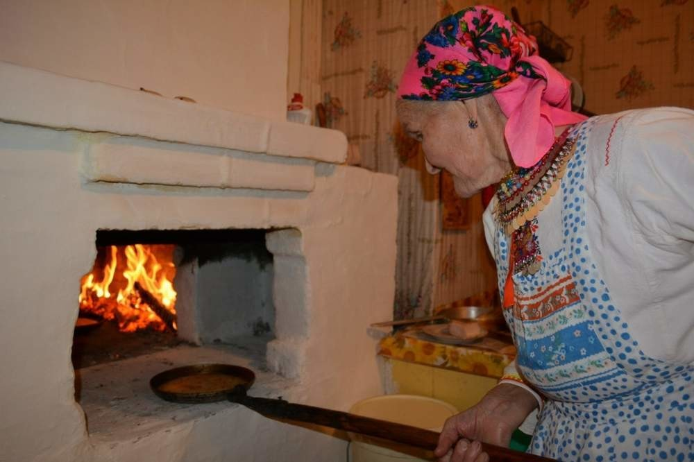 Бабушка печет хлеб