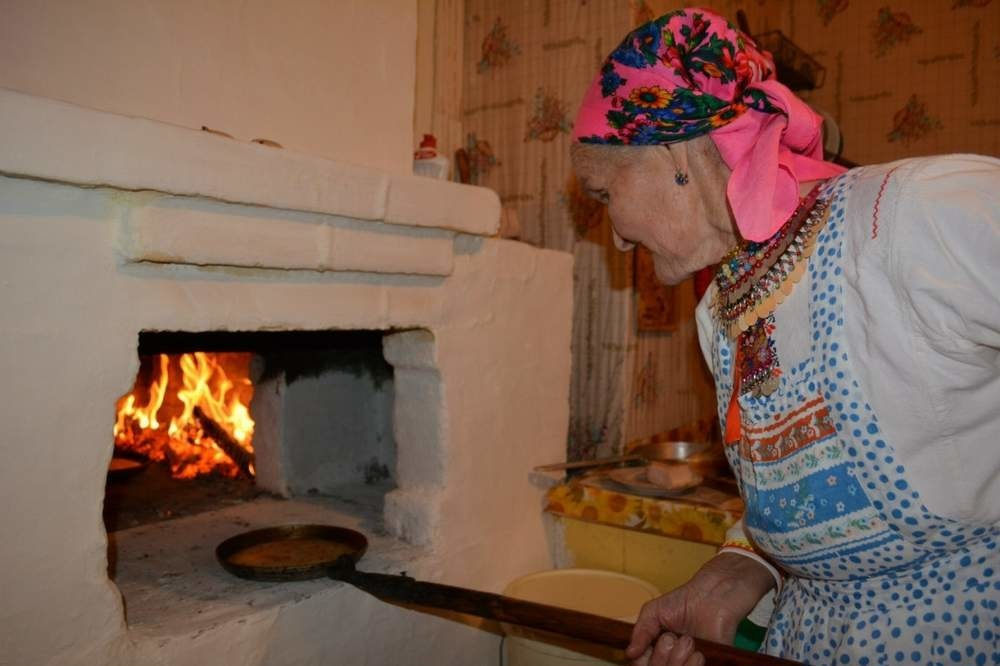 Бабушка приготовила пирог. Блины в русской печке. Блины в русской печи.