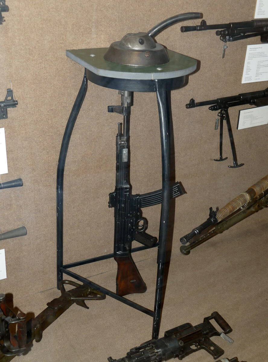 Vorsatz Pz gebogener Lauf, немецкий подход к вопросу криволинейных насадок. Данный вариант предполагалось использовать на бронетехнике.