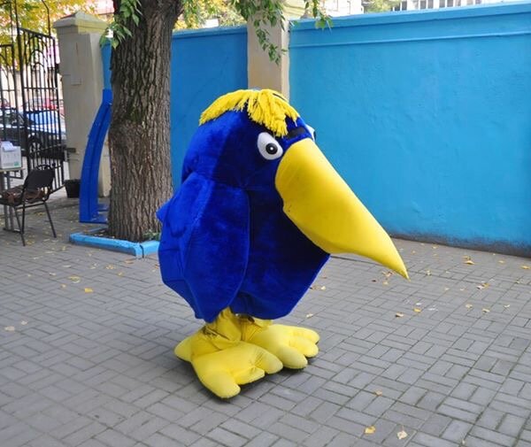 Символ ВУЗа - синяя ворона :) Листайте дальше. Там мы фоткаемся всем составом. На втором фото я с нашей любимой старостой! Екатерина сегодня преподает в нашем же ВУЗе.