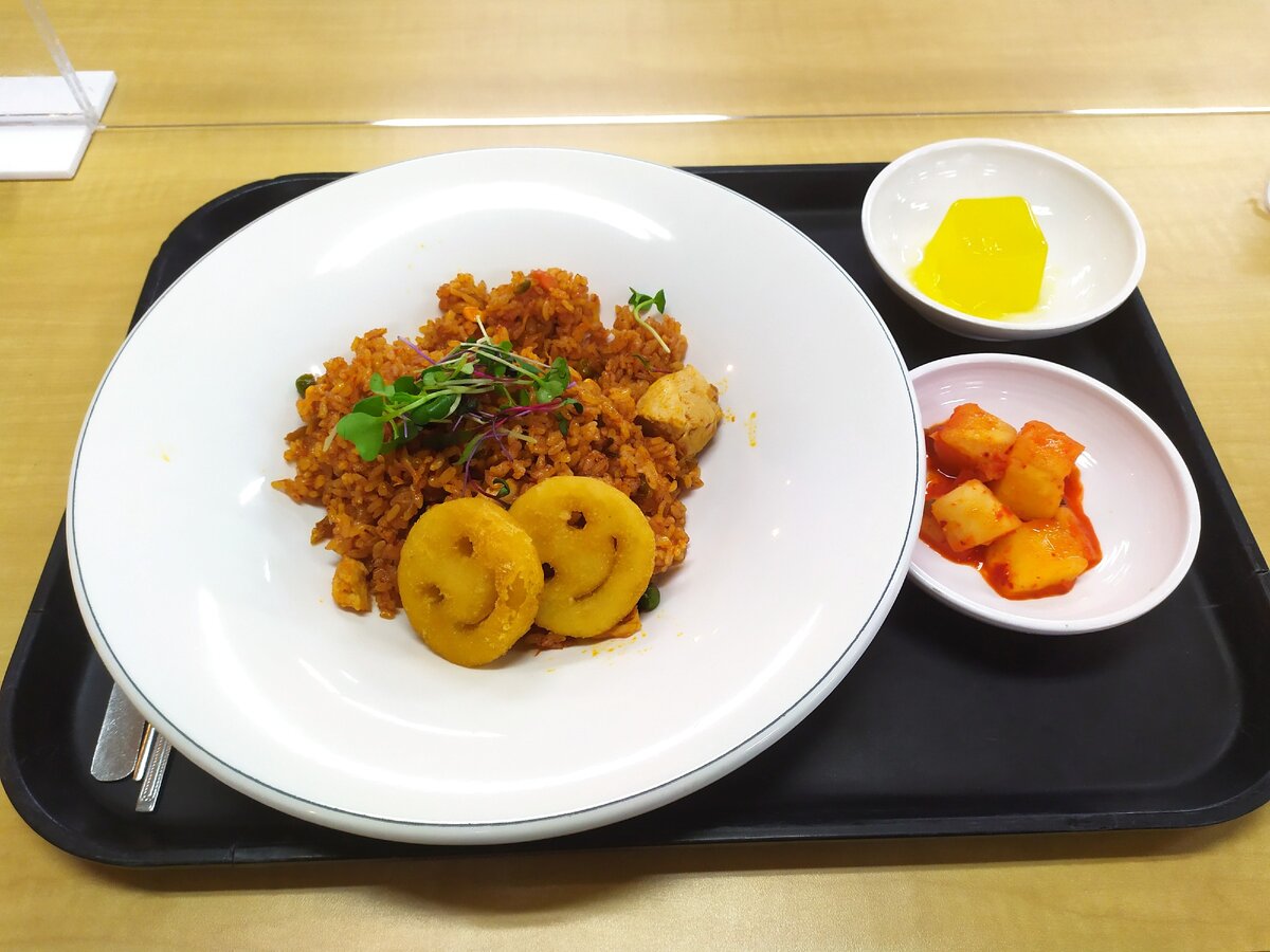 жаренный рис с мясом и картошкой (то, что улыбается), фруктовое желе, редька. Цена - 4$