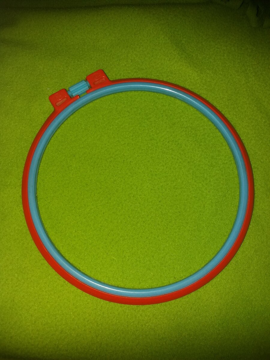 Те самые пяльца со времен школы)) До сих пор лежат у меня 