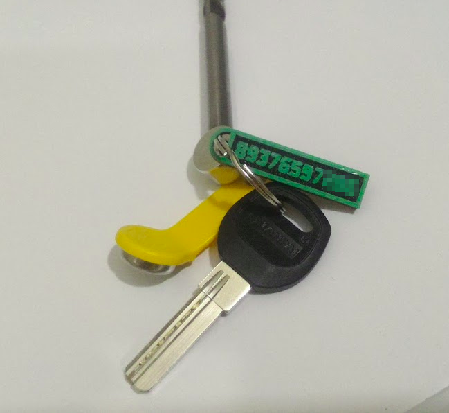 Бирка с номерами телефона владельца на связке ключей.