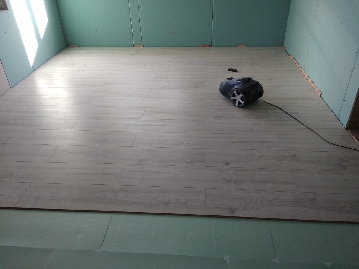 Кухню-гостинную застелили более дорогим ламинатом бренда "EGGER", всё-таки это самое "ходовое" помещение 🚶🏼‍♂️