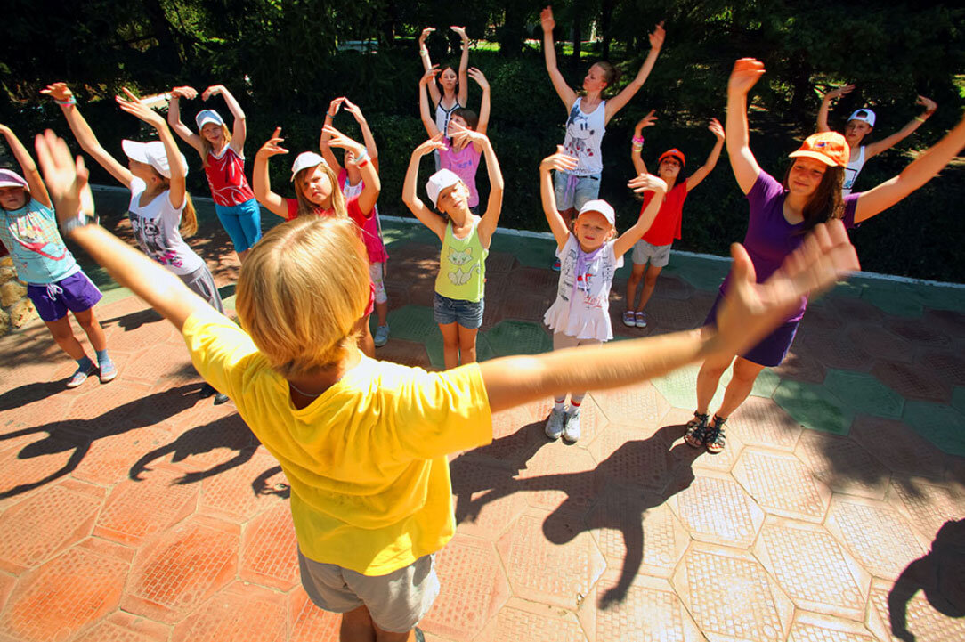 Сегодня многие дети едут на каникулах в летние лагеря. После чего пишут в мессенджерах своим родителям, что там плохие условия и требуют забрать их обратно в город. И в этом они далеко не оригинальны.