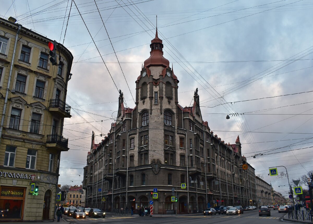 Дом городских учреждений - одно из самых известных зданий, построенных по проекту Александра Лишневского