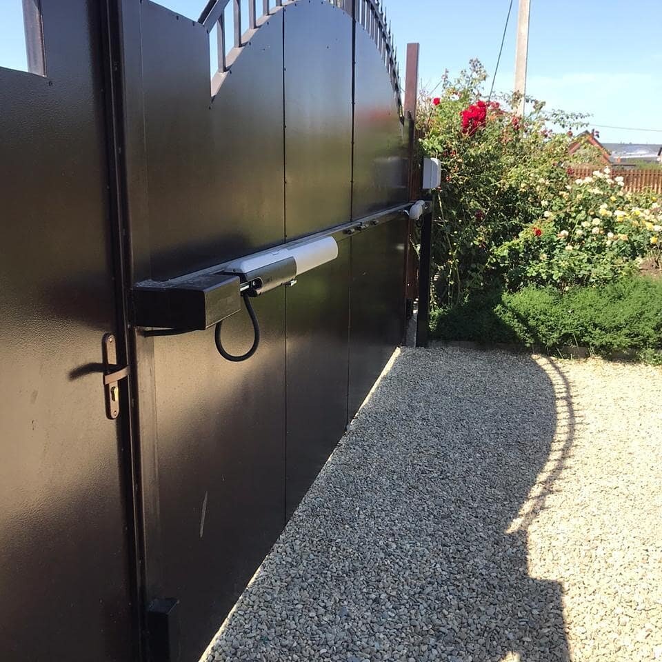 Установленный нашими специалистами комплект распашной автоматики (авторское фото канала)