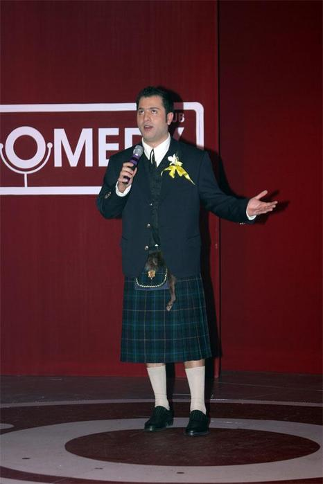 Первый ведущий Таш Саркисян. Ещё в юбке и без бороды. 