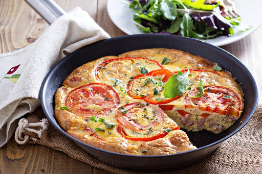 Фриттата с ветчиной и перцем.