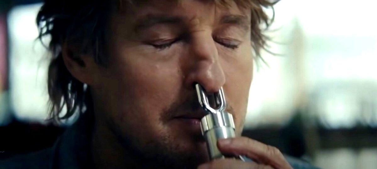 А это гаджет для интраназального введения в организм кристаллов синего цвета для выведения человека из "матрицы"... Чего вы на меня так смотрите? Будто я это сам придумал! 