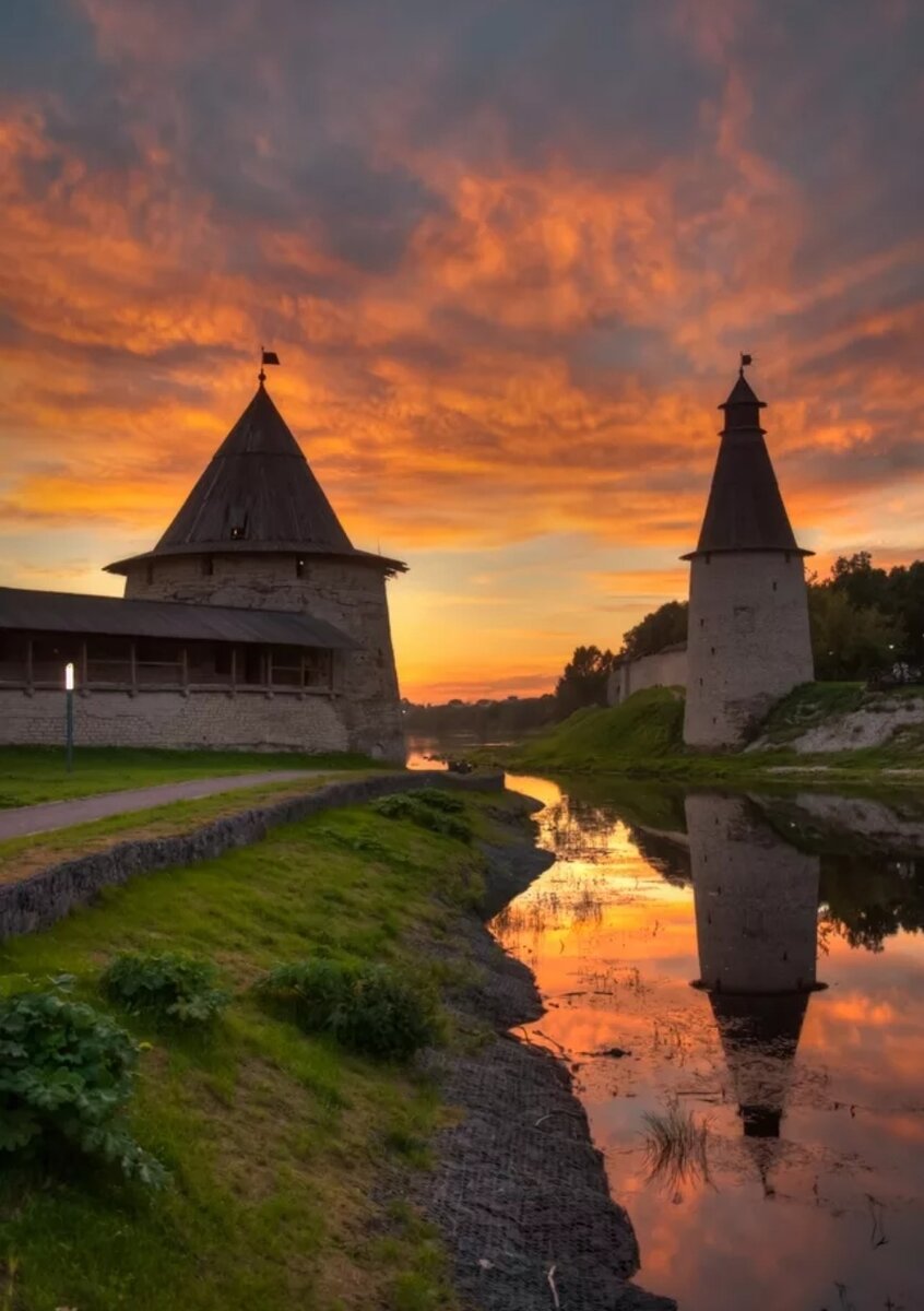 Крепость изборск псков великий новгород. Псковский кром псков. Псковский кром. Каменный кремль в пскове. Великий псков.
