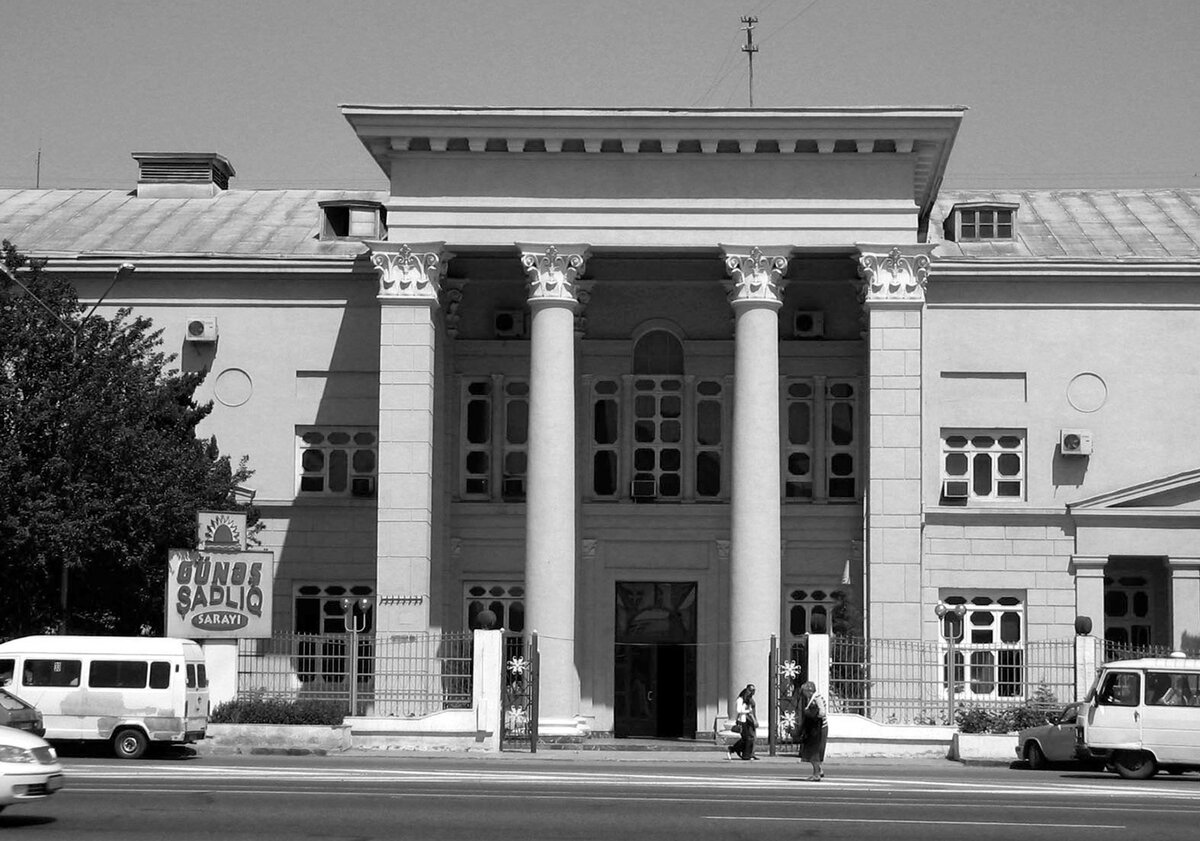 Наш ДК. Бывший Дом авиации (1943), Дом Культуры БЭМЗ (1960-е), Дом Культуры и Техники "Азеэлектромаш" (1970-80-е). Сейчас дом торжеств "Гюнеш". 
Фото 2005 года. Автор - Вячеслав Сапунов