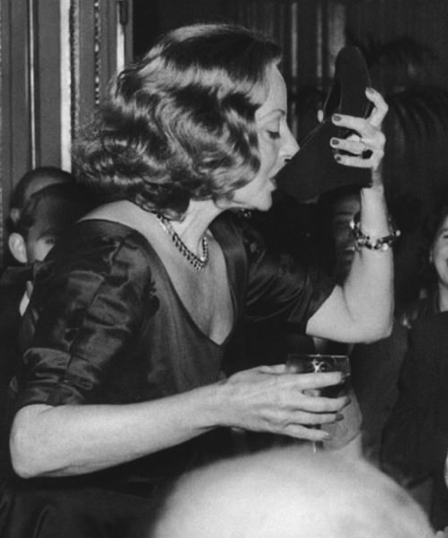 На пресс-конференции 1951 года в лондонском отеле Ritz кинозвезда Таллула Бэнкхед потягивала шампанское из замшевых туфель. 