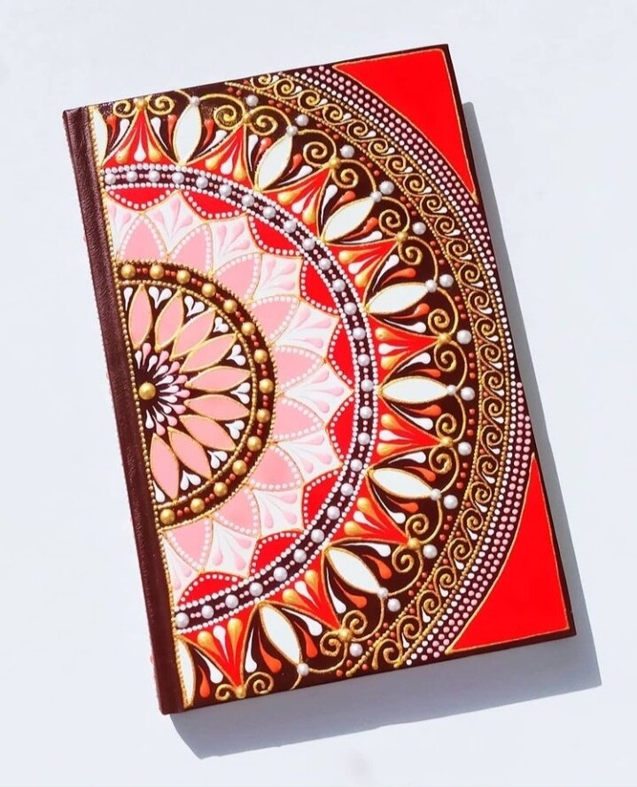 Мастер класс по росписи этого ежедневника в отрытом доступе и рассчитан он на новичков. Мне до сих пор присылают работы выполненные по нему.