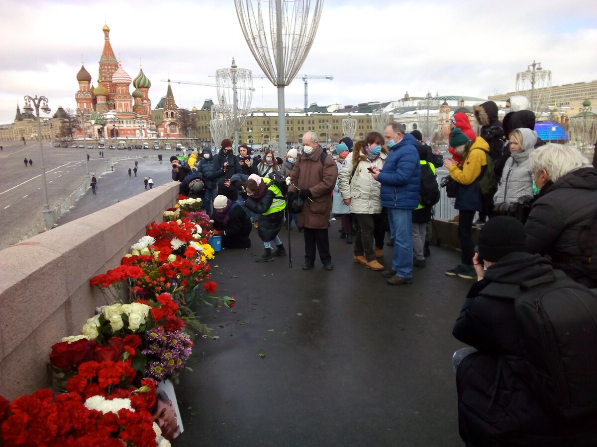 Пожилой мужчина на Немцовом мосту