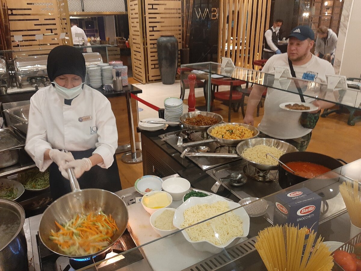 Готовят пасту