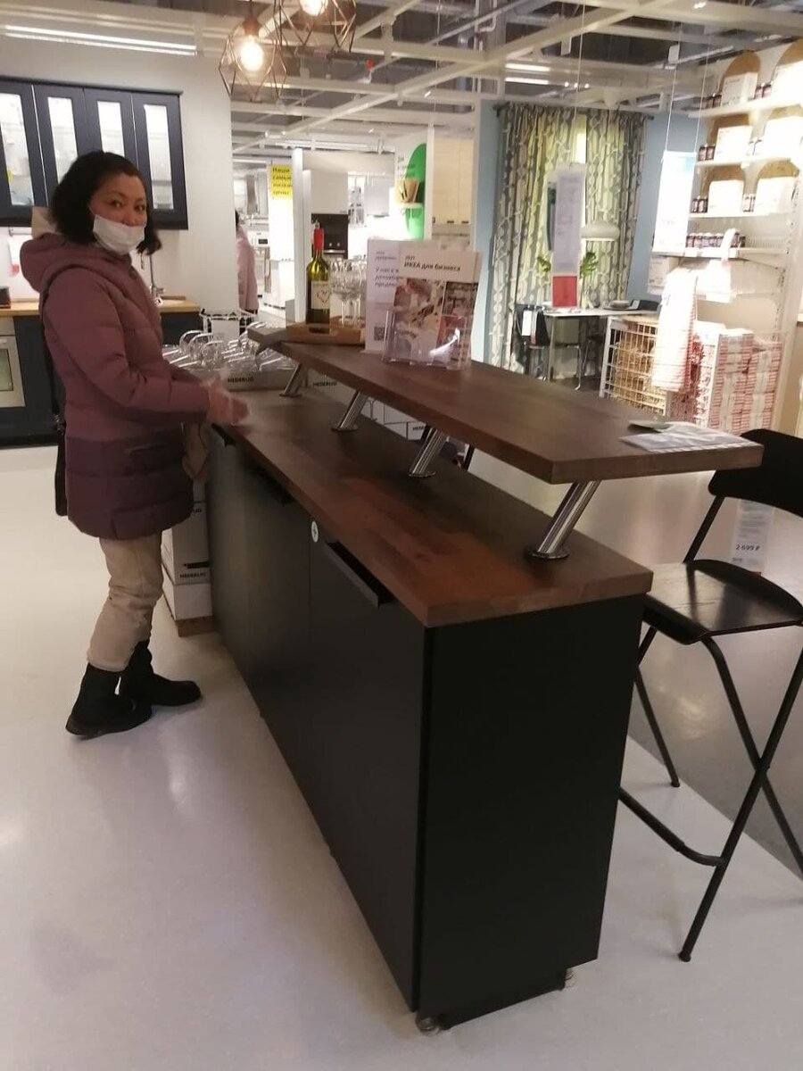 Сестра напротив бара.