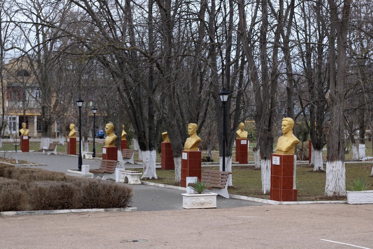 Аллея Героев в поселке  Кача была открыта 9 мая 1965 года, в честь 20-летия победы в Великой Отечественной войне. По инициативе Мироненко Александра Алексеевича, командующего ВВС Черноморского флота, в то время. На ней установлены 26 бюстов Героев Советского Союза, авиаторов-черноморцев. 14 героев были живы на момент открытия Аллеи Героев. В 2003 году умер Гриб Михаил Иванович, последний из Героев летчиков Черноморцев.