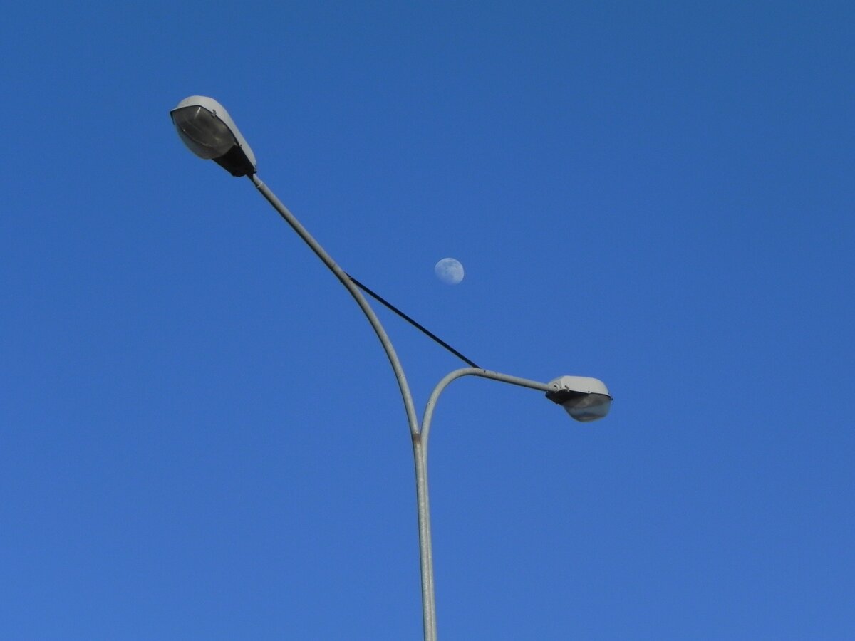 Эстетика луны и фонарного столба