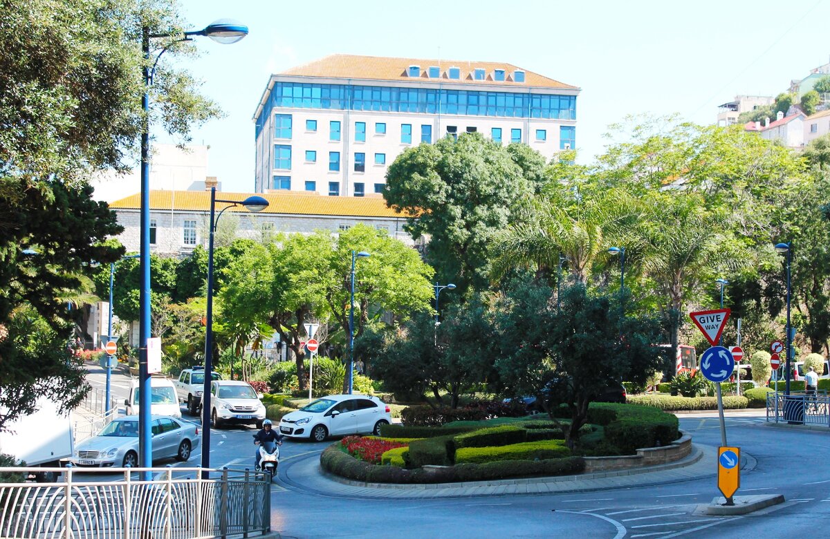 Интересно оформленный перекресток с круговым движением