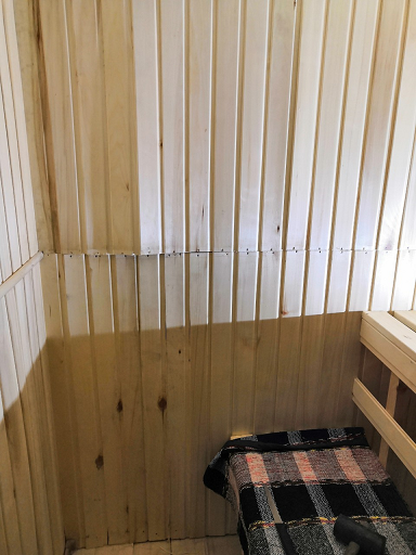 Хорошо видим на стене.