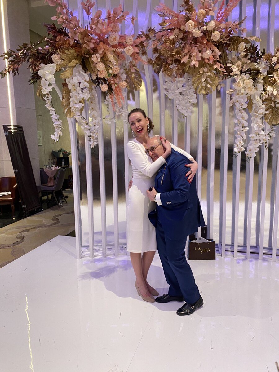 На фото автор канала Елена Нероденко и  российский адвокат, писатель, колумнист, гольфист, лектор, коллекционер и кандидат юридических наук Александр Добровинский на Премии «Главные Денщины России 2020»