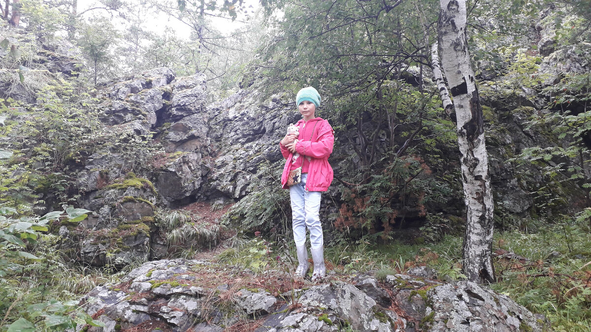 Большой Азов расположен ближе к тропе. Фото автора.